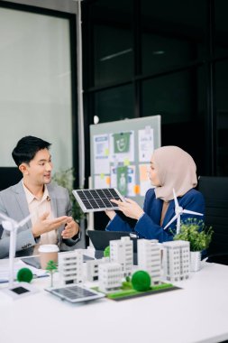 Çok ırklı iş adamlarından oluşan bir grup, konut projesinden yola çıkarak dijital tablet kullanıyorlar. Yeşil iş şirketi ve Güneş Enerjisi Çevre Kenti Kavramı.