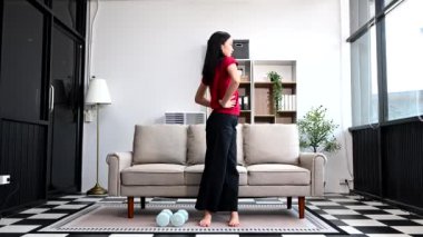 Asya 'lı Kadın Spor Yapıyor, Oturma Odasında Eğitim Yapıyor