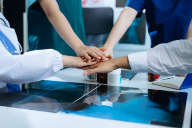 Ekip Doktorları Sendikası koordine ediyor. Ekibe güven ve başarı için hastanede takım çalışması.