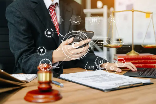 Adalet ve hukuk kavramı. Mahkeme salonunda çalışan ve akıllı telefon ve dijital tablet kullanan bir erkek yargıç. 