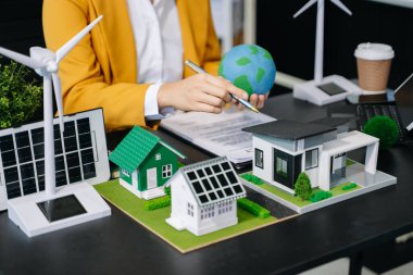 İş kadını yeşil enerji teknolojisi ve iş projesi üzerinde çalışıyor. Ağ sıfır ve karbon nötr konsept. NET Sıfır simgeleri ve sembolleri eko dünyasını kurtarır ve kirliliği azaltır