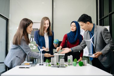 Geri dönüşüm planlaması ve tartışması ofis toplantı odasında kullanım azaltma politikası. Yeşil iş şirketi ve Güneş Enerjisi Çevre Kenti Kavramı