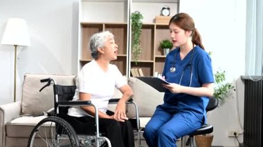 Doktor evdeki yaşlı hastayı muayene ediyor. Kadın terapist elinde pano tutuyor ve tekerlekli sandalyede oturan yaşlı bir kadınla ilgileniyor. Tıbbi servis kavramı
