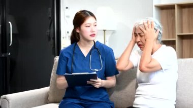 Doktor evdeki yaşlı hastayı muayene ediyor. Ellerinde pano tutan ve koltukta oturan yaşlı bir kadınla ilgilenen kadın terapist. Tıbbi servis kavramı