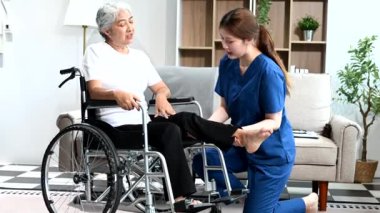 Hemşire evde yaşlı kadın hasta bacaklarına bakıyor. Tekerlekli sandalyede oturan yaşlı kadınla ilgilenen terapist. Tıbbi servis kavramı