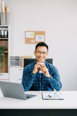 Olgun iş adamı yönetici ofiste pazar araştırması yapıyor..