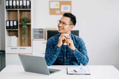 Olgun iş adamı yönetici ofiste pazar araştırması yapıyor..