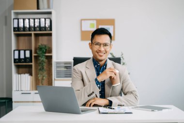 Olgun iş adamı yönetici ofiste pazar araştırması yapıyor..