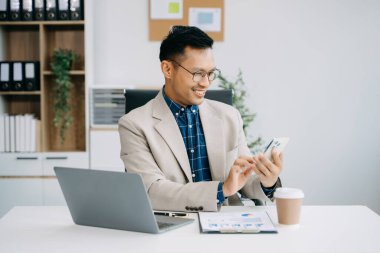 Olgun iş adamı yönetici ofiste pazar araştırması yapıyor..