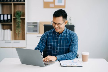 Olgun iş adamı yönetici ofiste pazar araştırması yapıyor..