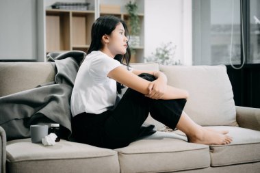 Bunalımlı Asyalı kadın, kanepeye otur. 