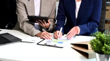 İş Adamları Strateji Planlama Analiz Ofisi Konsepti. Meslektaşlar not yazıyorlar ve dijital tablet ve dizüstü bilgisayar kullanıyorlar 