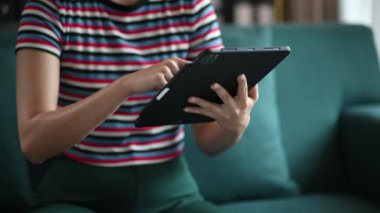 tablet pc evde olan kadın 