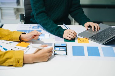 UX grafik tasarımcıları web akıllı telefonu için prototip kablo geliştirmeyi ve dizüstü bilgisayar kullanmayı planlıyorlar. Yaratıcı dijital geliştirme ajansı