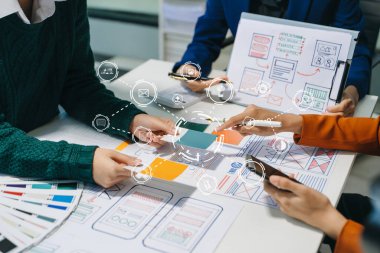 UI müteahhitlerinin projelerini akıllı telefon ile beyin fırtınası yaparken ki görüntülerini kapatın. Yaratıcı dijital geliştirme ajansı.