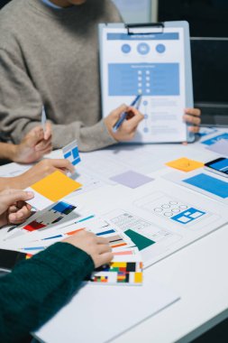 UX grafik tasarımcıları web akıllı telefonu için prototip kablo geliştirmeyi planlıyorlar. Yaratıcı dijital geliştirme ajansı