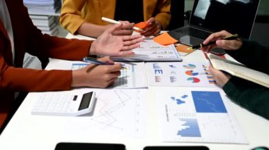 İş Adamları Strateji Planlama Analiz Ofisi Konsepti. Not yazan ve dizüstü bilgisayar kullanan meslektaşlar  