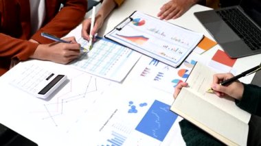 İş Adamları Strateji Planlama Analiz Ofisi Konsepti. Not yazan ve dizüstü bilgisayar kullanan meslektaşlar  