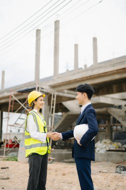 İnşaat alanında müteahhit ve mimar el sıkışıyor.