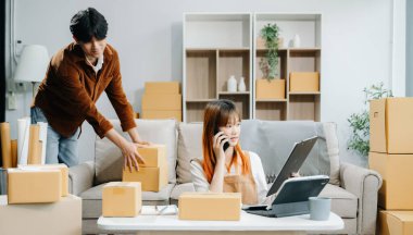 Küçük işletmeler kurmak KOBİ sahipleri, çevrimiçi siparişleri kontrol etmek, ürünleri satmak, kutularla çalışmak ve dijital tablet kullanmak ve akıllı telefonla konuşmak, ev ofisinde serbest çalışmak 