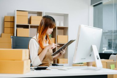 Küçük işletmeler kurmak KOBİ sahibi, çevrimiçi siparişleri kontrol etmek ve ürünleri satmak ve evde bilgisayar kullanmak, serbest çalışmak