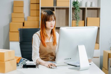 Küçük işletmeler kurmak KOBİ sahibi, çevrimiçi siparişleri kontrol etmek ve ürünleri satmak ve evde bilgisayar kullanmak, serbest çalışmak