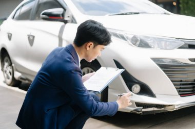 Araba sigortacısı, yolda geçirdiği kazadan sonra tazminat talebinde bulunmak için anlaşmalar imzaladı.