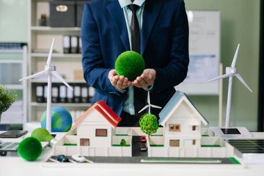 Geri dönüşüm planlayan ve tartışan işadamları toplantı odasında azalıyor. Yeşil iş şirketi ve Güneş Enerjisi Çevre Kenti Kavramı