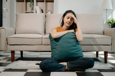 Bunalımlı kadın evde yerde oturuyor. anksiyete