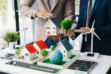 Geri dönüşüm planlayan ve tartışan iş adamları ofis toplantı odasında yeniden kullanım politikasını azaltıyor. Yeşil işletme ve Güneş Enerjisi Konsepti