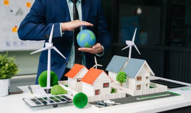 Geri dönüşüm planlayan ve tartışan işadamları toplantı odasında azalıyor. Yeşil iş şirketi ve Güneş Enerjisi Çevre Kenti Kavramı