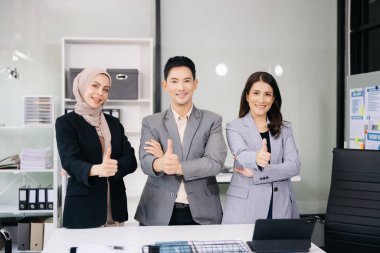  Ofisteki iş ortakları kameraya gülümsüyor.