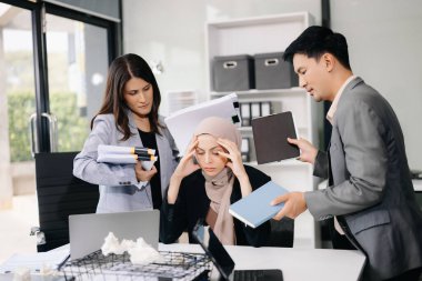 Gergin Asyalı iş adamları evrak işleri, işyeri kaygısı ve ofiste aşırı çalışma kavramına boğuldular