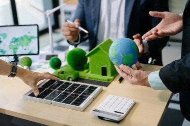İş adamları teknoloji ve ticaret ağı sıfır ve karbon nötr konsepti üzerinde çalışmayı planlıyorlar. NET Sıfır simgeleri ve sembolleri eko dünyasını kurtarır ve kirliliği azaltır. yeşil enerji