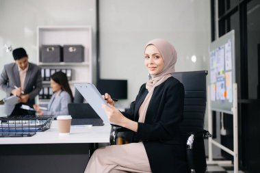 Günümüz ofis vergisi, raporu, muhasebe, istatistik ve analitik araştırma konseptinde başarılı iş kadını Tablet ve dizüstü bilgisayarın mali analizi