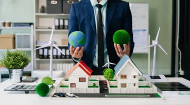 Geri dönüşüm planlayan ve tartışan işadamları toplantı odasında azalıyor. Yeşil iş şirketi ve Güneş Enerjisi Çevre Kenti Kavramı