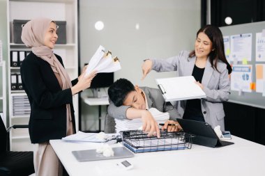 Gergin Asyalı iş adamları evrak işleri, işyeri kaygısı ve ofiste aşırı çalışma kavramına boğuldular