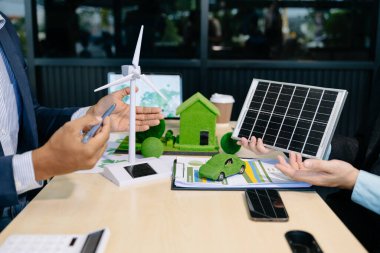 İş adamları teknoloji ve ticaret ağı sıfır ve karbon nötr konsepti üzerinde çalışmayı planlıyorlar. NET Sıfır simgeleri ve sembolleri eko dünyasını kurtarır ve kirliliği azaltır. yeşil enerji