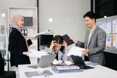 Gergin Asyalı iş adamları evrak işleri, işyeri kaygısı ve ofiste aşırı çalışma kavramına boğuldular