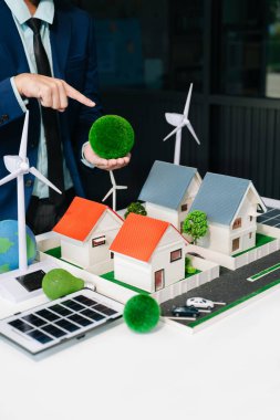 Geri dönüşüm planlayan ve tartışan işadamları toplantı odasında azalıyor. Yeşil iş şirketi ve Güneş Enerjisi Çevre Kenti Kavramı