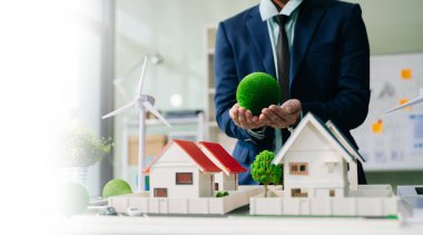 Geri dönüşüm planlayan ve tartışan işadamları toplantı odasında azalıyor. Yeşil iş şirketi ve Güneş Enerjisi Çevre Kenti Kavramı