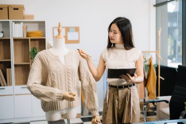 Asyalı terzi terzide terzilik yapıyor.