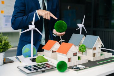 Geri dönüşüm planlayan ve tartışan işadamları toplantı odasında azalıyor. Yeşil iş şirketi ve Güneş Enerjisi Çevre Kenti Kavramı