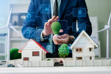 Geri dönüşüm planlayan ve tartışan işadamları toplantı odasında azalıyor. Yeşil iş şirketi ve Güneş Enerjisi Çevre Kenti Kavramı