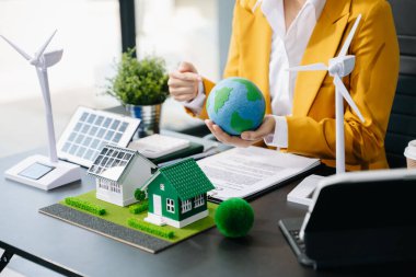 İş kadını yeşil enerji teknolojisi ve iş projesi üzerinde çalışıyor. Ağ sıfır ve karbon nötr konsept. NET Sıfır simgeleri ve sembolleri eko dünyasını kurtarır ve kirliliği azaltır