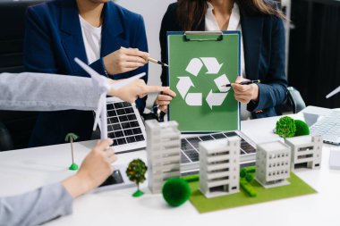 İş adamlarının şirket ofisinde rüzgar enerjisi hakkında görüşleri var. İş ekibi yel değirmenleri ve alternatif yeşil enerji hakkında tartışıyor