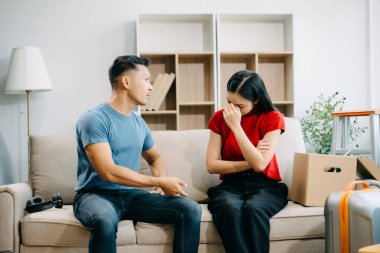 Boşanma. Asyalı çiftler evlendikten sonra çaresiz ve hayal kırıklığına uğrarlar. Karı koca evdeki kavgalar yüzünden üzgün, üzgün ve hayal kırıklığına uğramış durumdalar. 