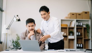 İş adamları modern ofiste çalışır ve iş planlarını tartışırlar.