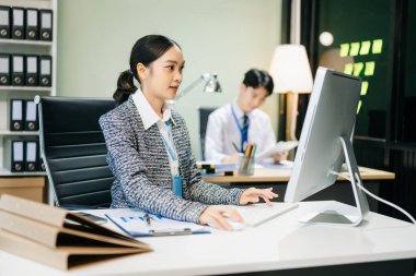 Modern ofiste çalışan Asyalı takım elbiseli genç ofis çalışanları.