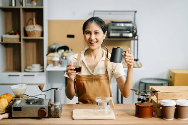 Profesyonel Asyalı kahve ustası taze espresso yapıyor. Evde ya da kafede yüksek kalite fasulyelerle rahat ve modaya uygun bir kafe deneyimi yaşayın.